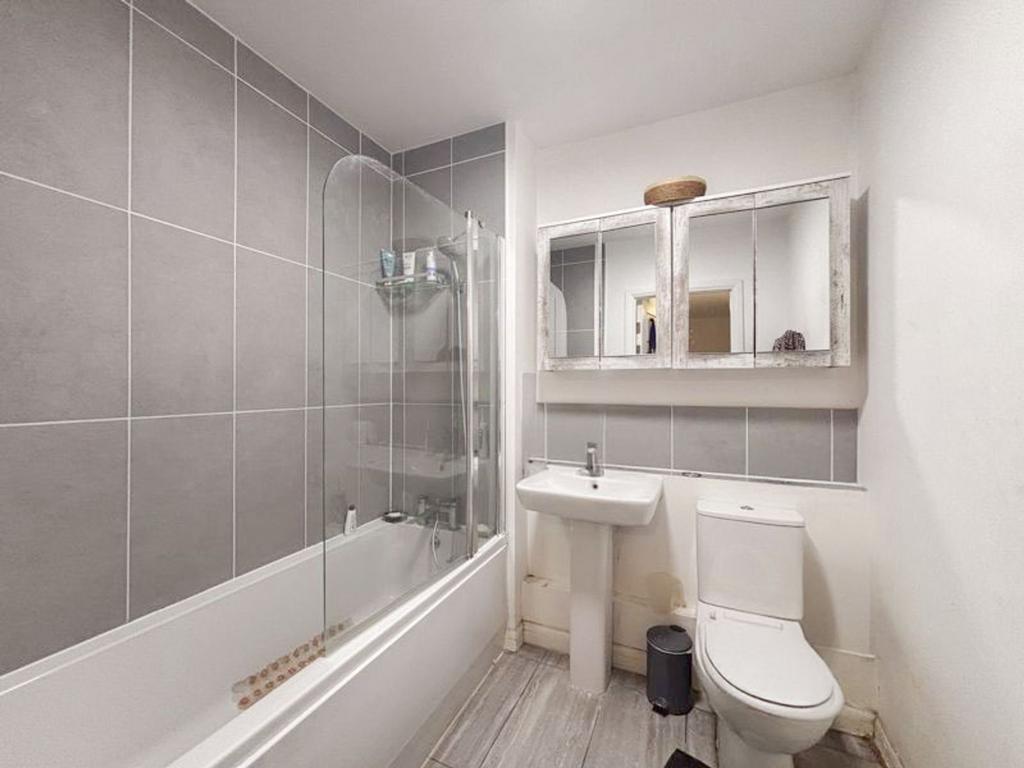 Main bathroom