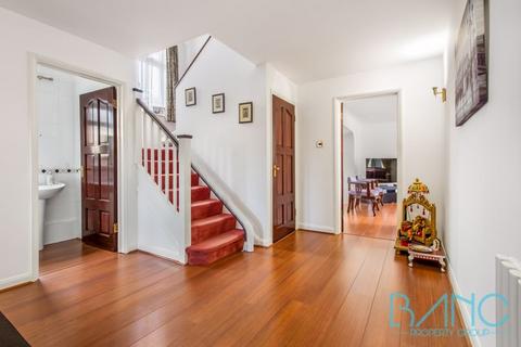 5 Bradgate Close, Cuffley, Potters Bar, EN6 4RF