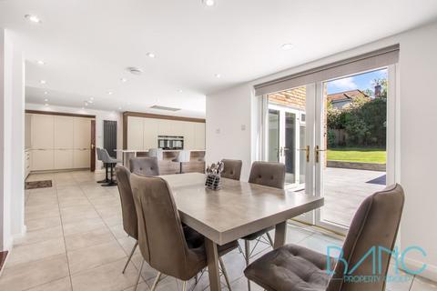 5 Bradgate Close, Cuffley, Potters Bar, EN6 4RF