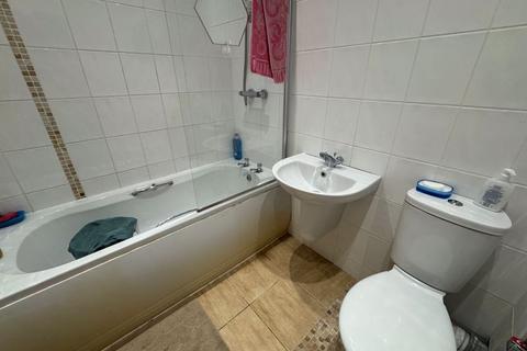 2 bedroom ground floor flat to rent, Myrtle Grove, Wallsend NE28