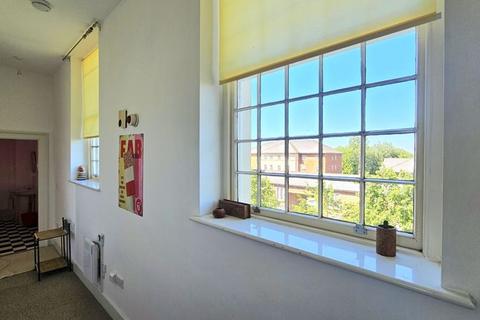 2 bedroom apartment to rent, The Crescent, Gloucester