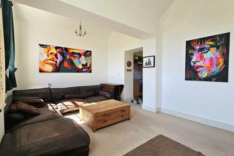 2 bedroom apartment to rent, The Crescent, Gloucester
