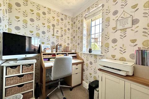 28 Hobby Close, Northampton, NN4 0RN