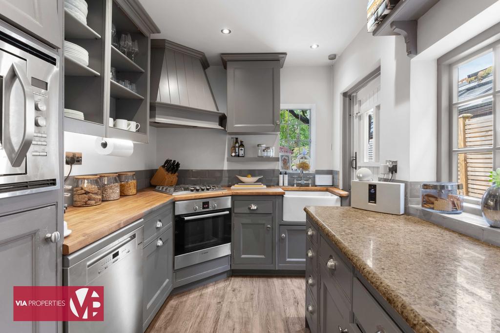 6 Rose Vale Hoddesdon EN11 8 NR via properties...