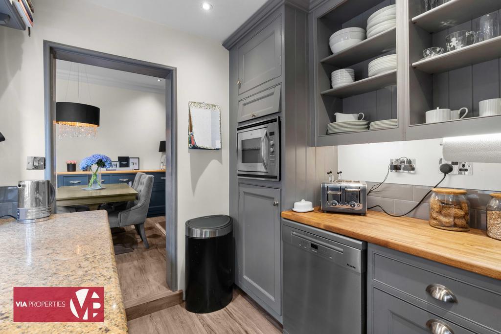 6 Rose Vale Hoddesdon EN11 8 NR via properties...