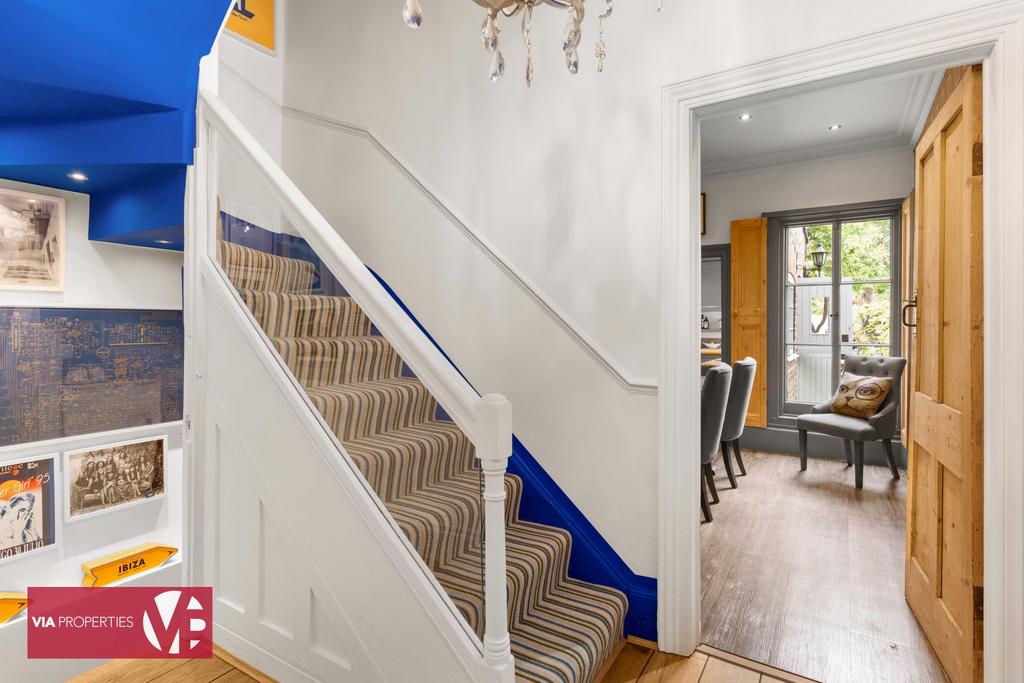 6 Rose Vale Hoddesdon EN11 8 NR via properties...