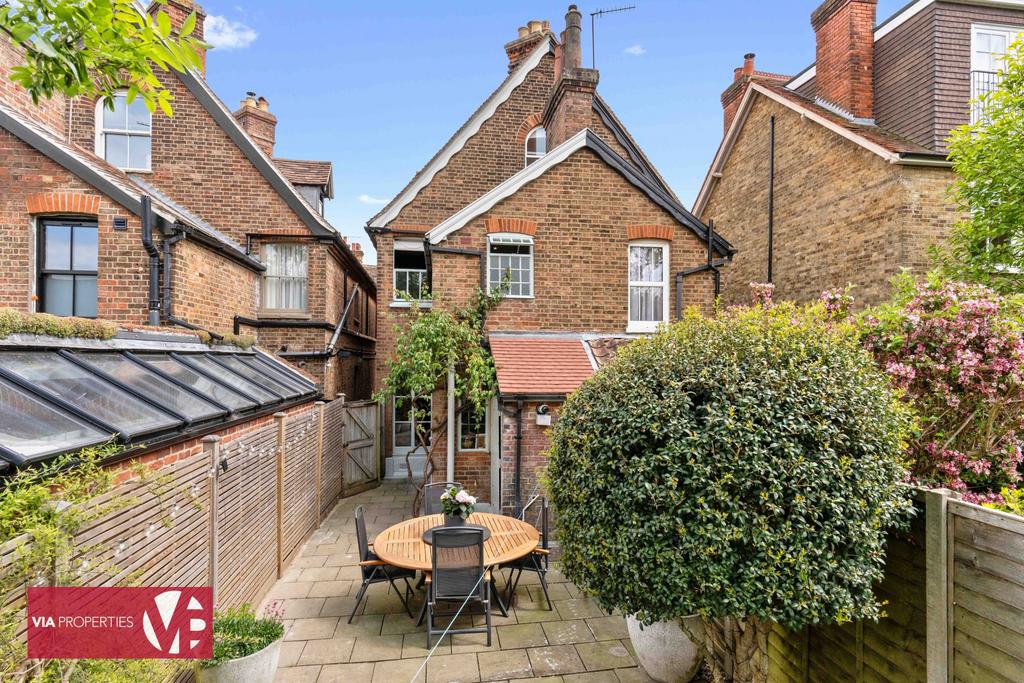 6 Rose Vale Hoddesdon EN11 8 NR via properties...