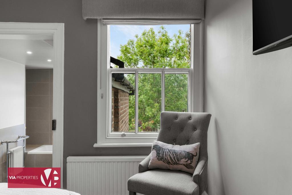 6 Rose Vale Hoddesdon EN11 8 NR via properties...