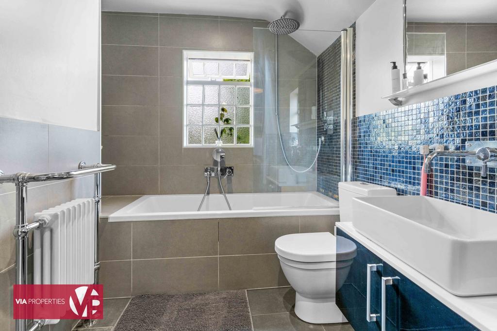 6 Rose Vale Hoddesdon EN11 8 NR via properties...