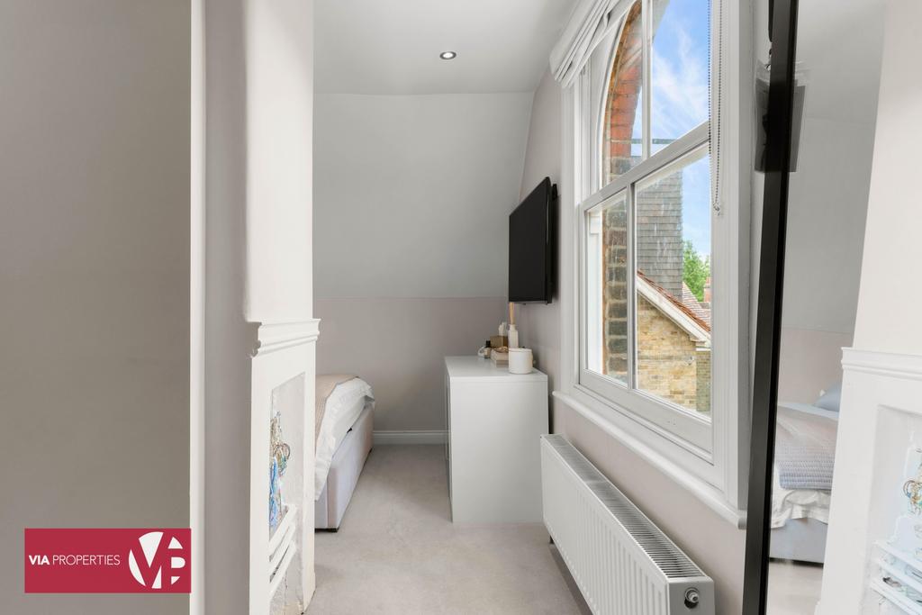 Bedroom 36 Rose Vale Hoddesdon EN11 8 NR via...