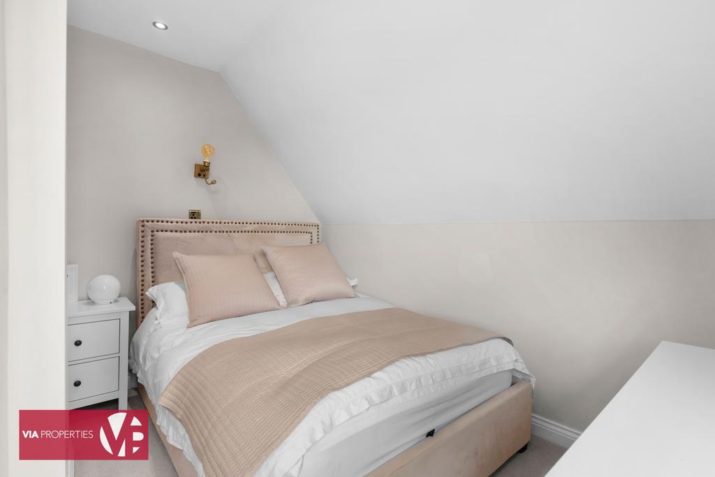 6 Rose Vale Hoddesdon EN11 8 NR via properties...