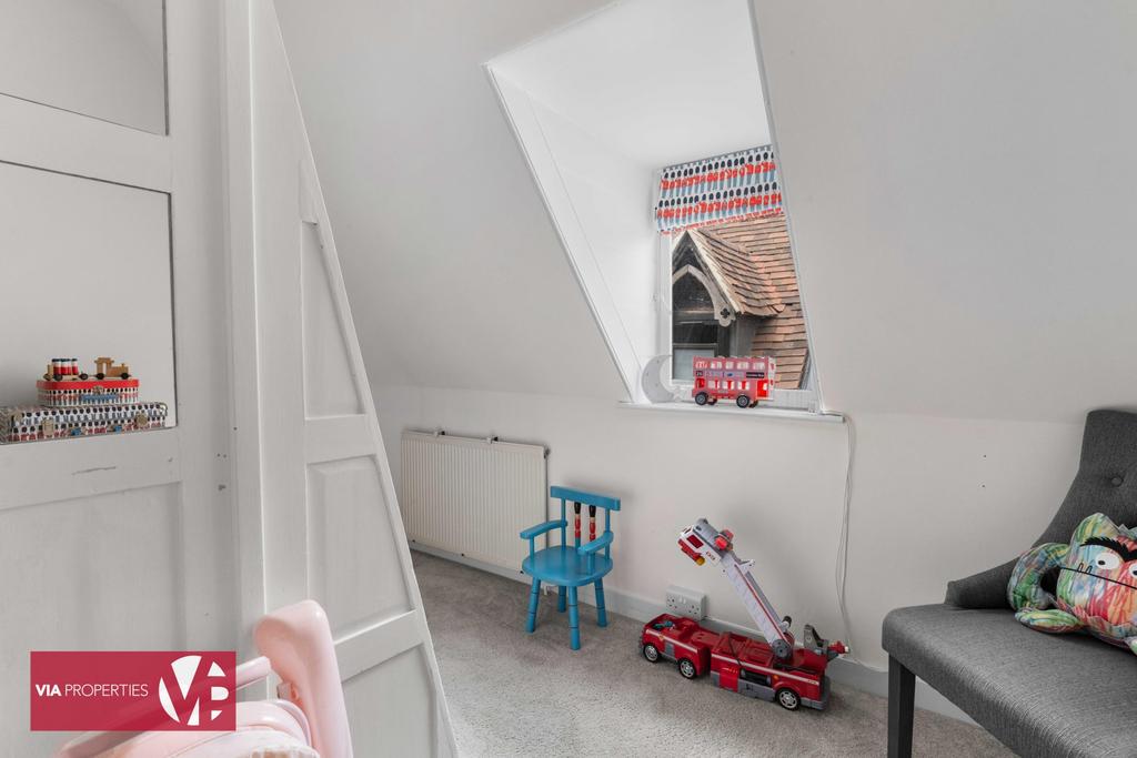 6 Rose Vale Hoddesdon EN11 8 NR via properties...