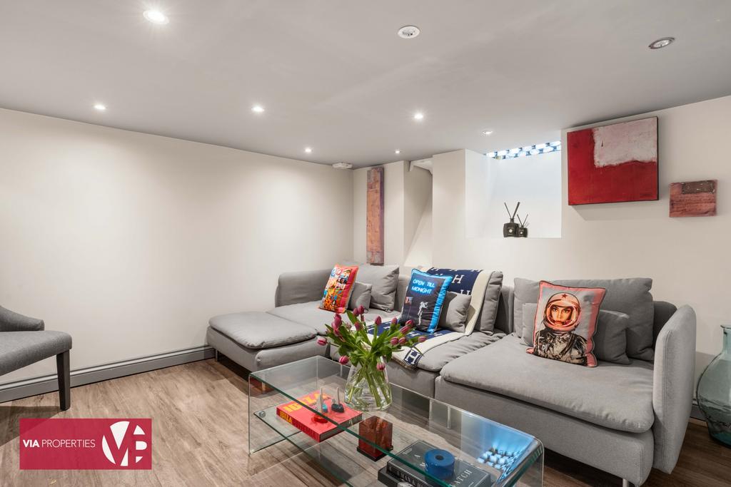 6 Rose Vale Hoddesdon EN11 8 NR via properties...