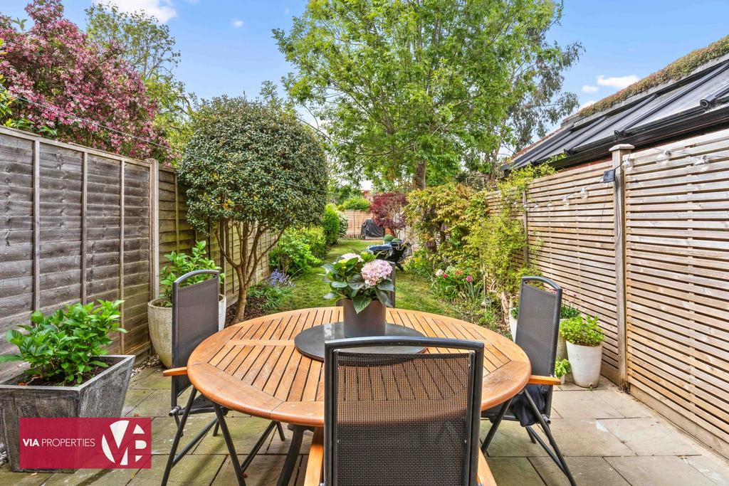 6 Rose Vale Hoddesdon EN11 8 NR via properties...