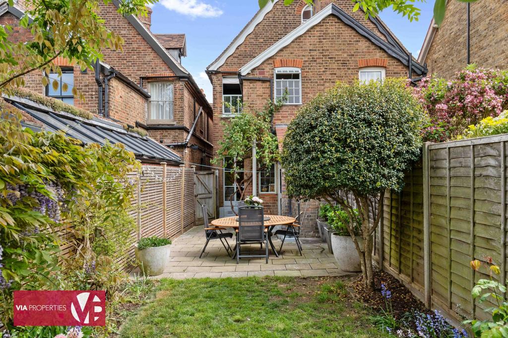 6 Rose Vale Hoddesdon EN11 8 NR via properties...