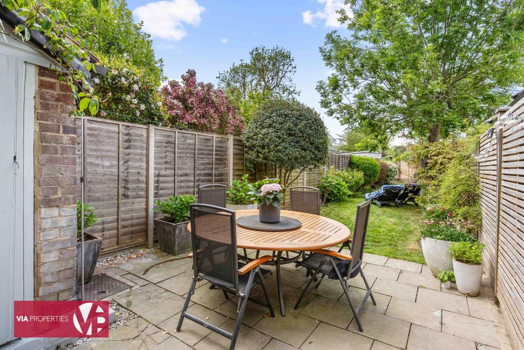 6 Rose Vale Hoddesdon EN11 8 NR via properties...