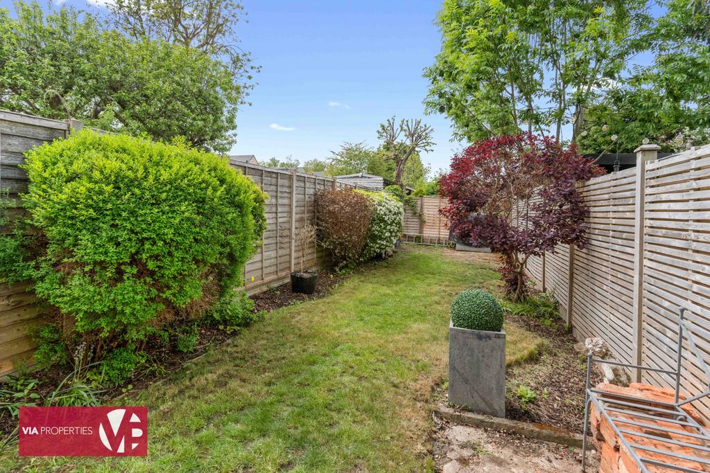 6 Rose Vale Hoddesdon EN11 8 NR via properties...