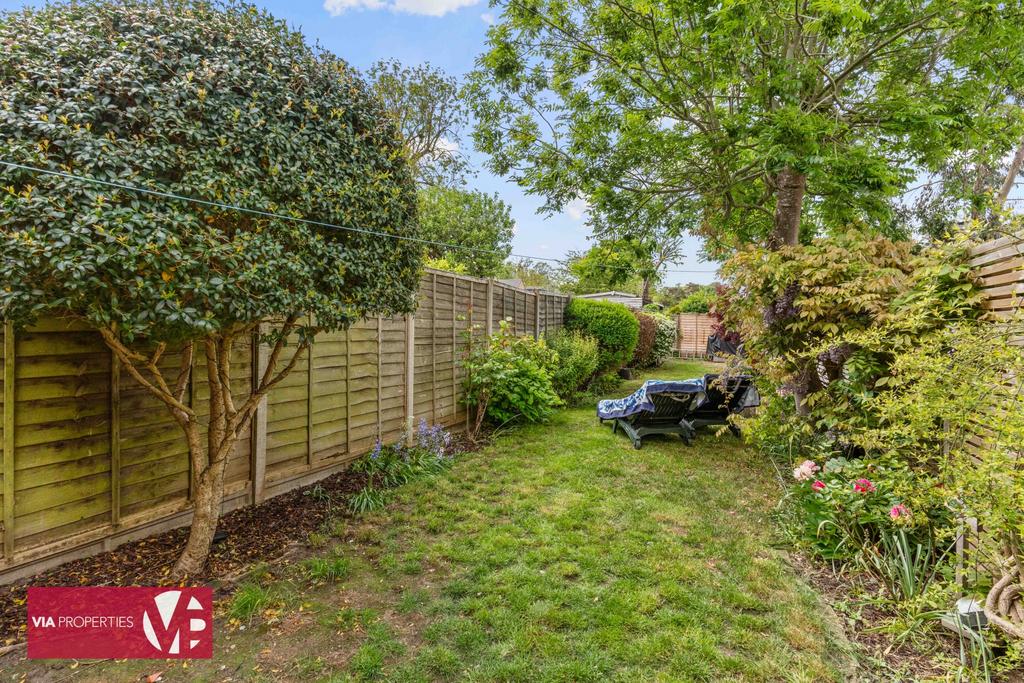 6 Rose Vale Hoddesdon EN11 8 NR via properties...