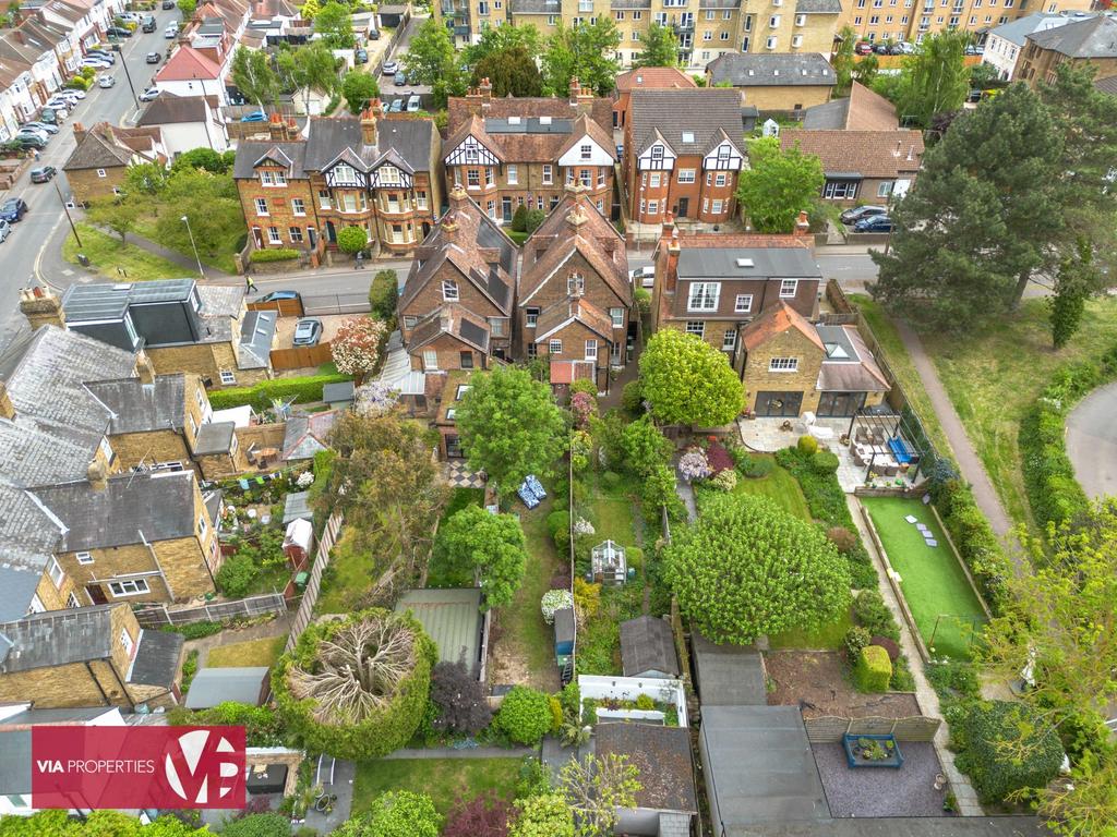 6 Rose Vale Hoddesdon EN11 8 NR via properties...