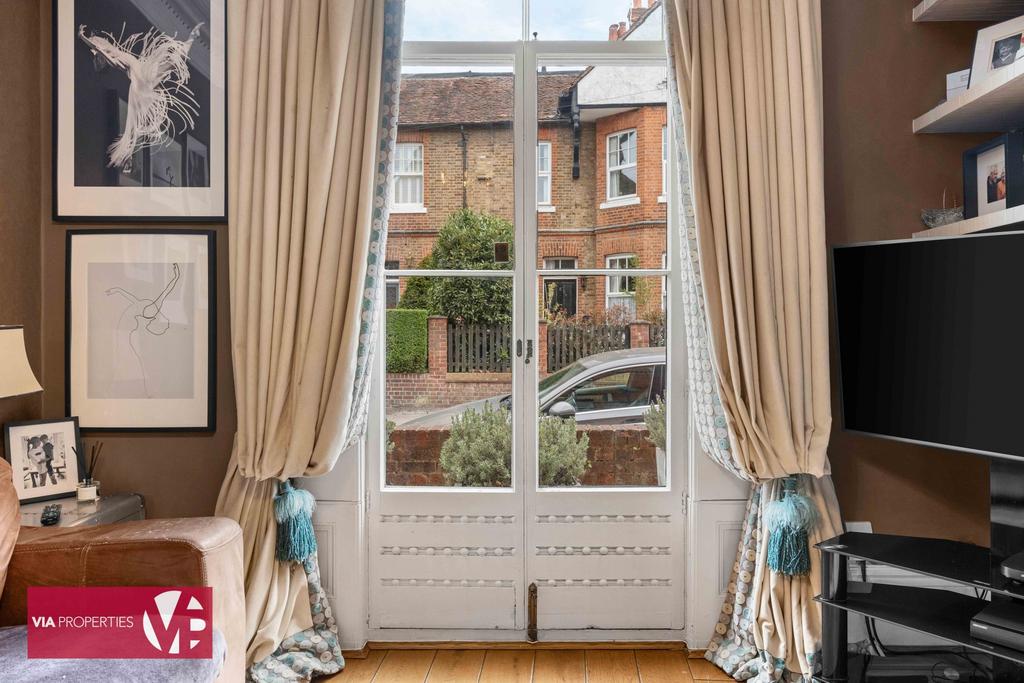 6 Rose Vale Hoddesdon EN11 8 NR via properties...
