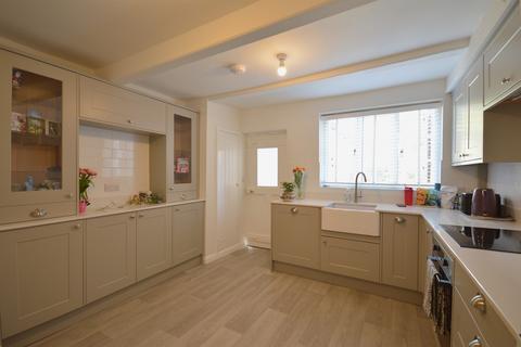 2 bedroom terraced house to rent, St. Martins Square, Chichester, PO19