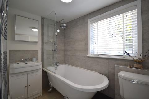 2 bedroom terraced house to rent, St. Martins Square, Chichester, PO19