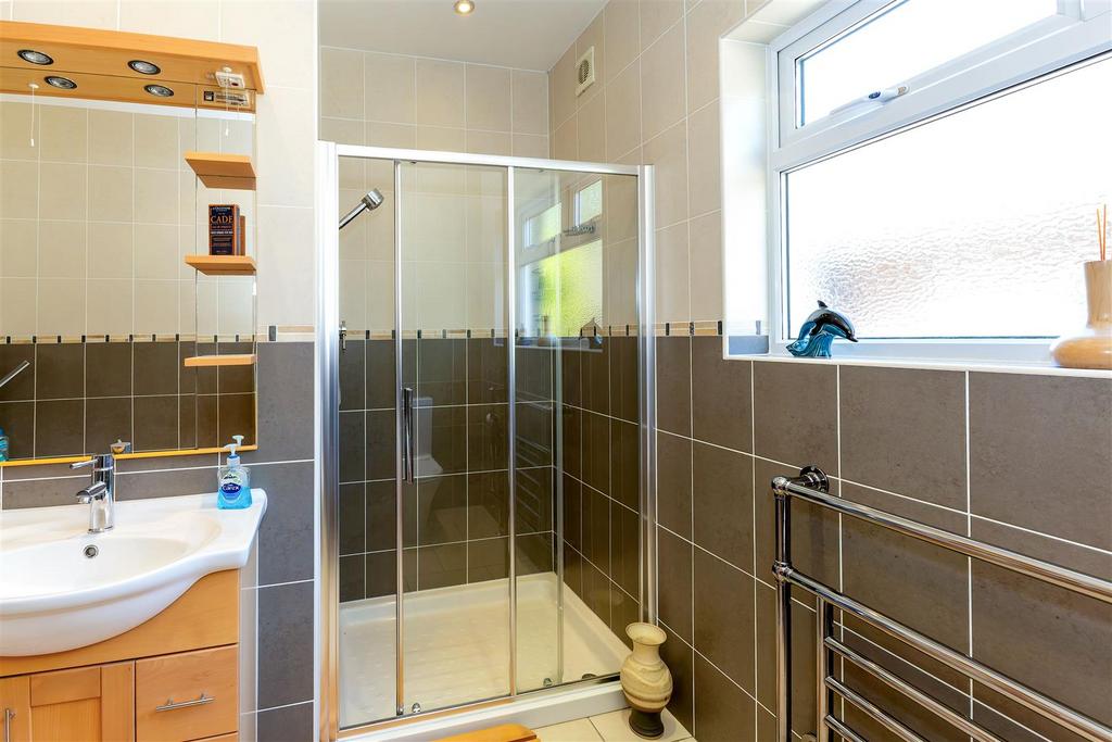 Upstairs bathroom 1.1 SAPL4325-20250506-Dx O Deep PR