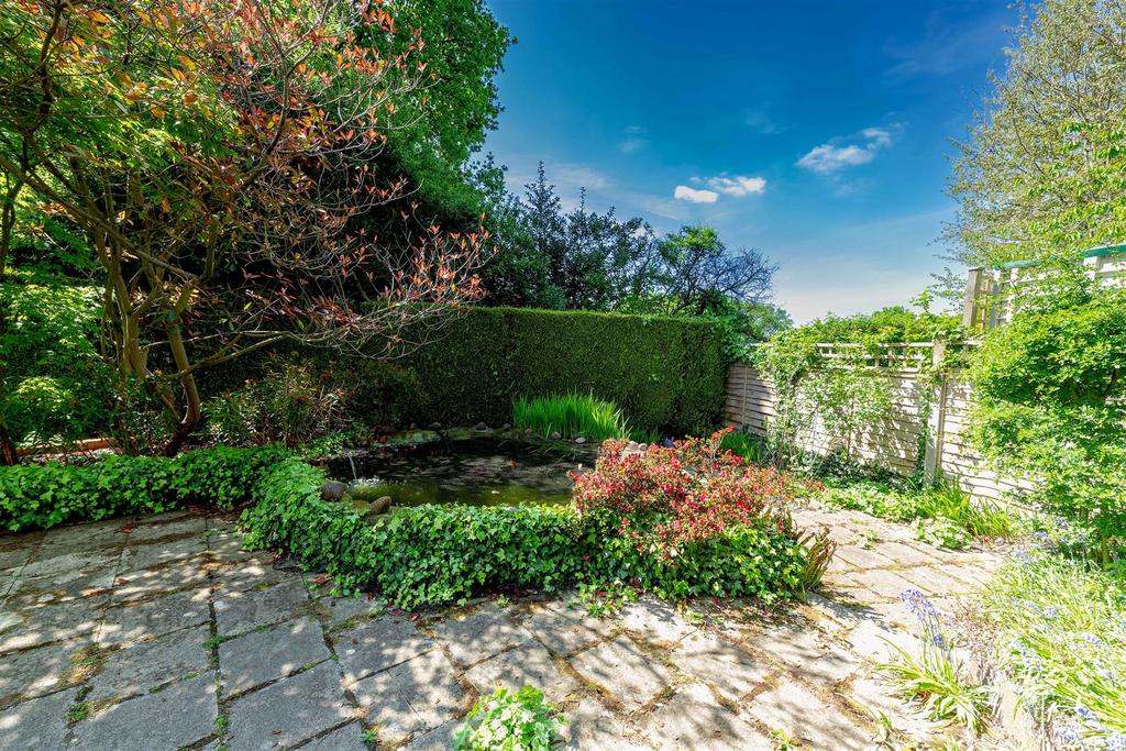 Fish pond lower garden SAPL4055-20250506-Dx O Deep P