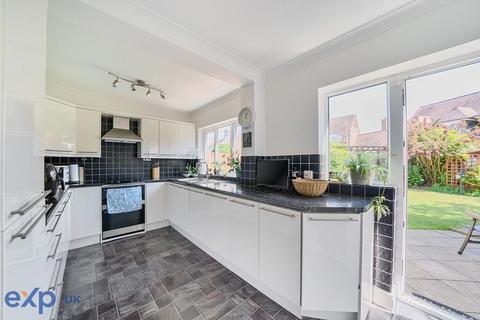 4 bedroom semi-detached house for sale, Lonsdale Avenue, Romford RM7