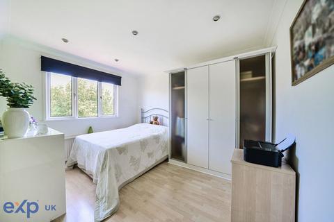 4 bedroom semi-detached house for sale, Lonsdale Avenue, Romford RM7
