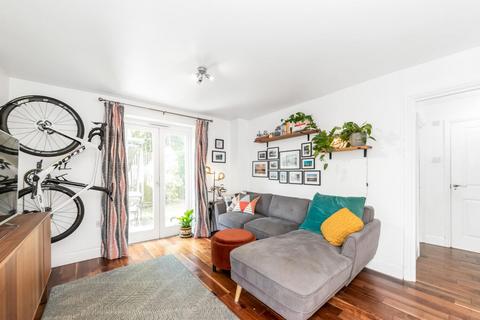 1e Robson Road, London, SE27 9LA