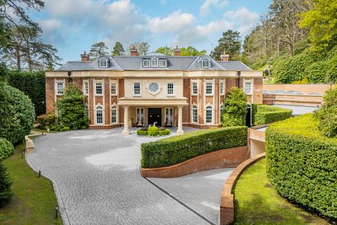 Golf Club Road, St George's Hill, Weybridge, Surrey, KT13