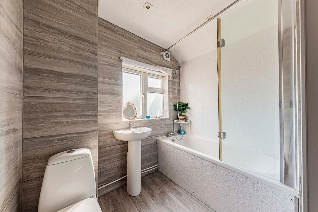 Bathroom W.C (1)