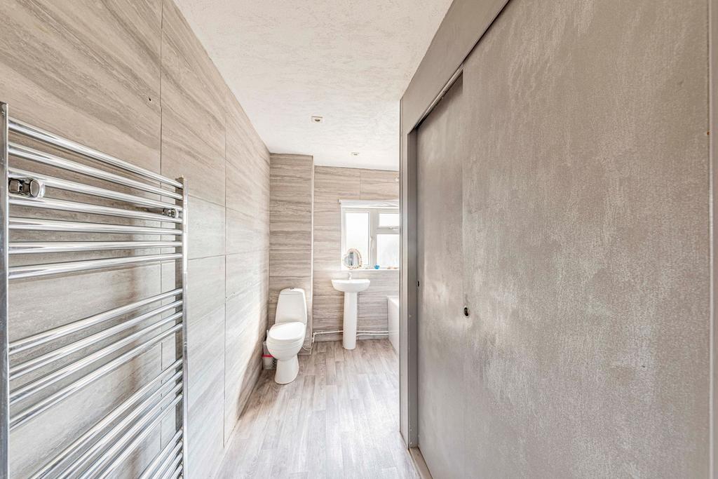 Bathroom W.C (2)