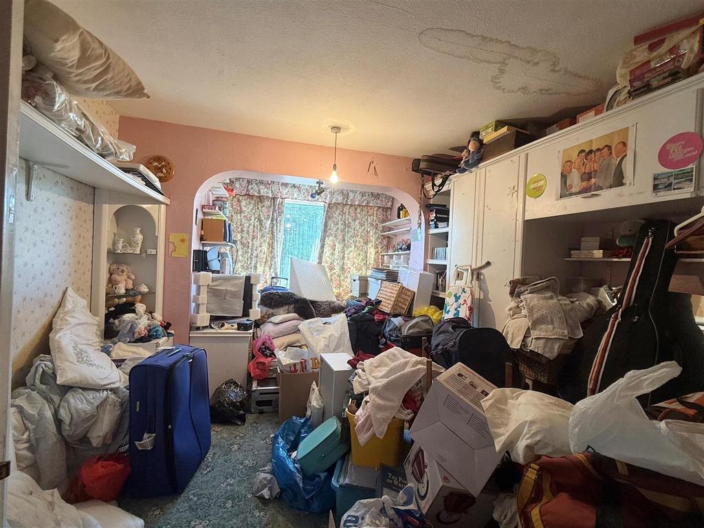 Bedroom 1.jpg