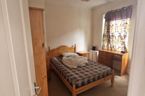 3 bedroom terraced house to rent, Ealing Avenue, Manchester M14