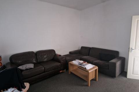 3 bedroom terraced house to rent, Ealing Avenue, Manchester M14