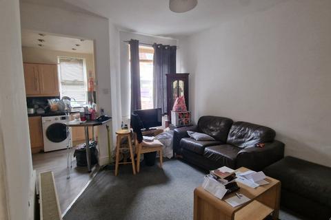 3 bedroom terraced house to rent, Ealing Avenue, Manchester M14