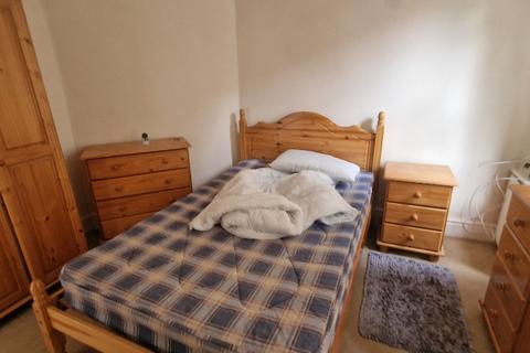 3 bedroom terraced house to rent, Ealing Avenue, Manchester M14
