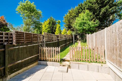 2 bedroom terraced house to rent, Manor Farm Drive, Chingford