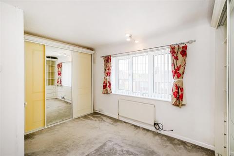 2 bedroom terraced house to rent, Manor Farm Drive, Chingford