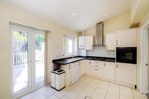 2 bedroom terraced house to rent, Manor Farm Drive, Chingford