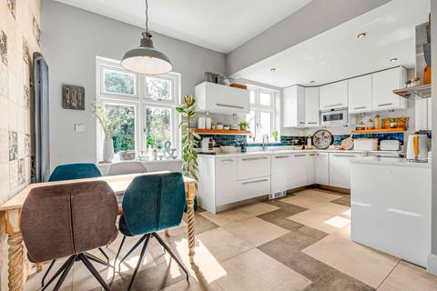5 Preston Close, Twickenham, TW2 5RU