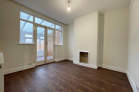 4 bedroom detached house to rent, Chadwell Heath, Essex, RM6