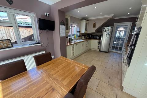 3 bedroom semi-detached house for sale, Gatacre Avenue, Oswestry