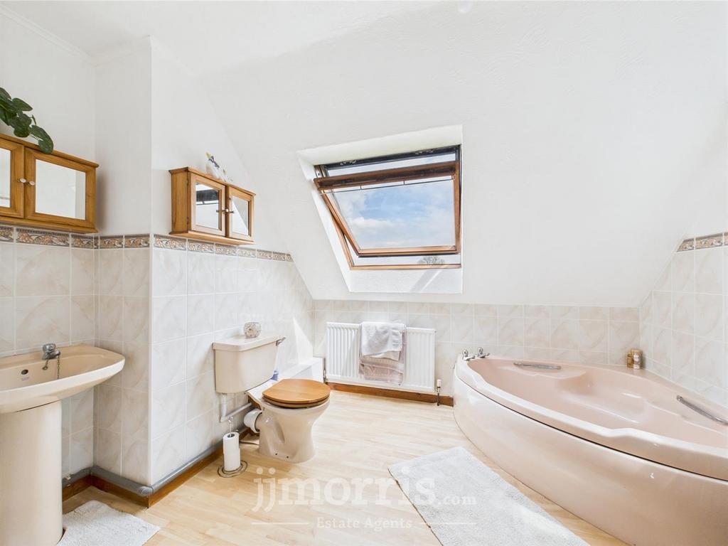 En-Suite Bathroom