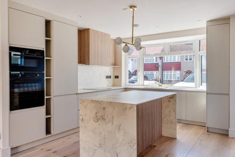 18 Elm Close, Carshalton, SM5 2AG