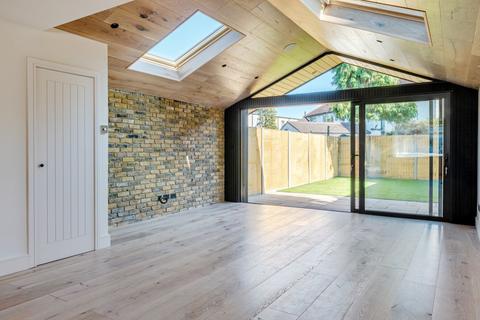 18 Elm Close, Carshalton, SM5 2AG