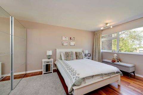 10 The Dene, London, W13 8AY