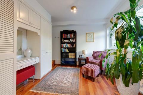 10 The Dene, London, W13 8AY